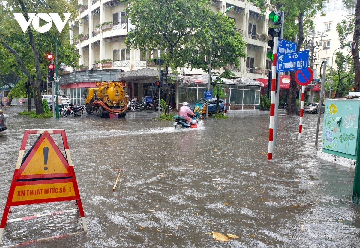 Mưa lớn, nhiều tuyến phố ở Hà Nội ngập sâu trong nước