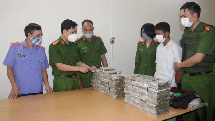 Bắt 2 đối tượng vận chuyển 98 bánh heroin để nhận 300 triệu đồng