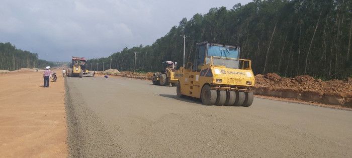 Hối hả thi công 2 tuyến cao tốc phía Đông trong "bão" Covid-19