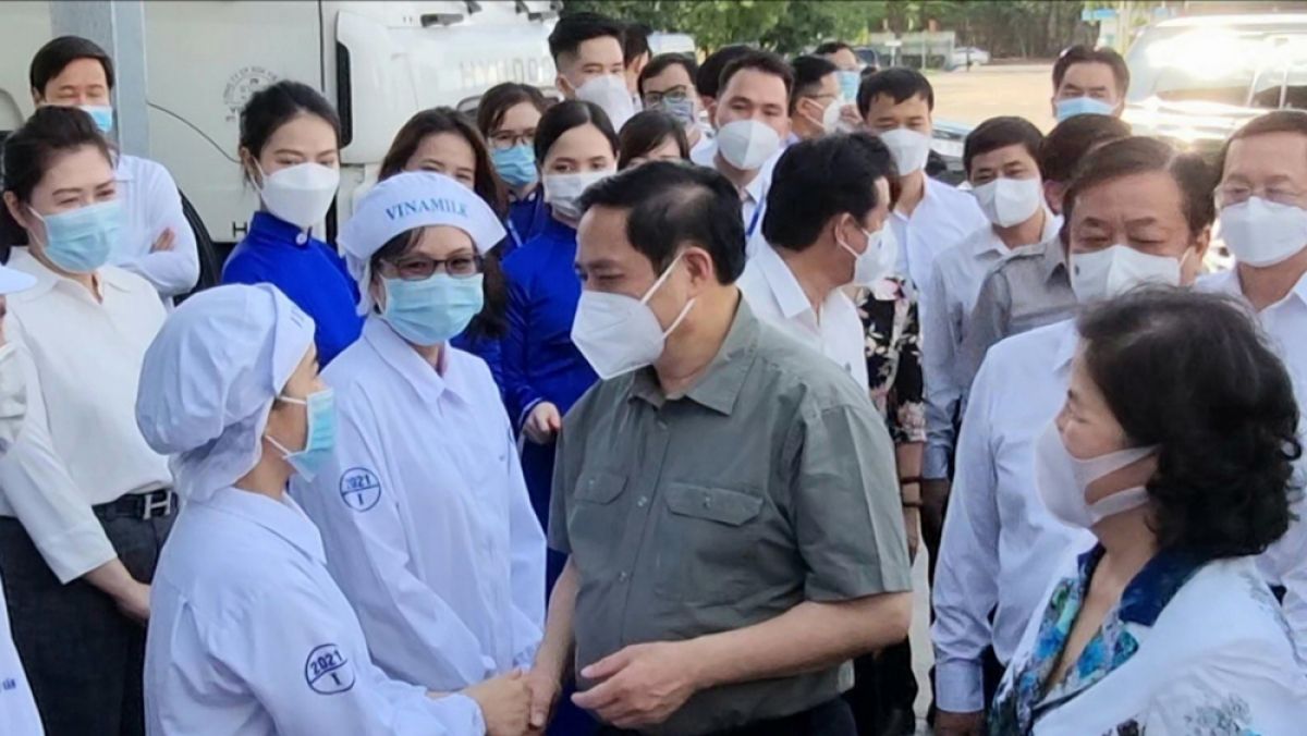 Thủ tướng Phạm Minh Chính kiểm tra công tác phòng chống dịch ở Bình Dương