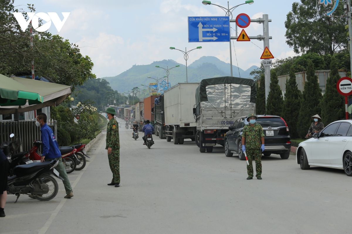 Bộ GTVT yêu cầu các địa phương không cứng nhắc, không để ùn tắc hàng hóa