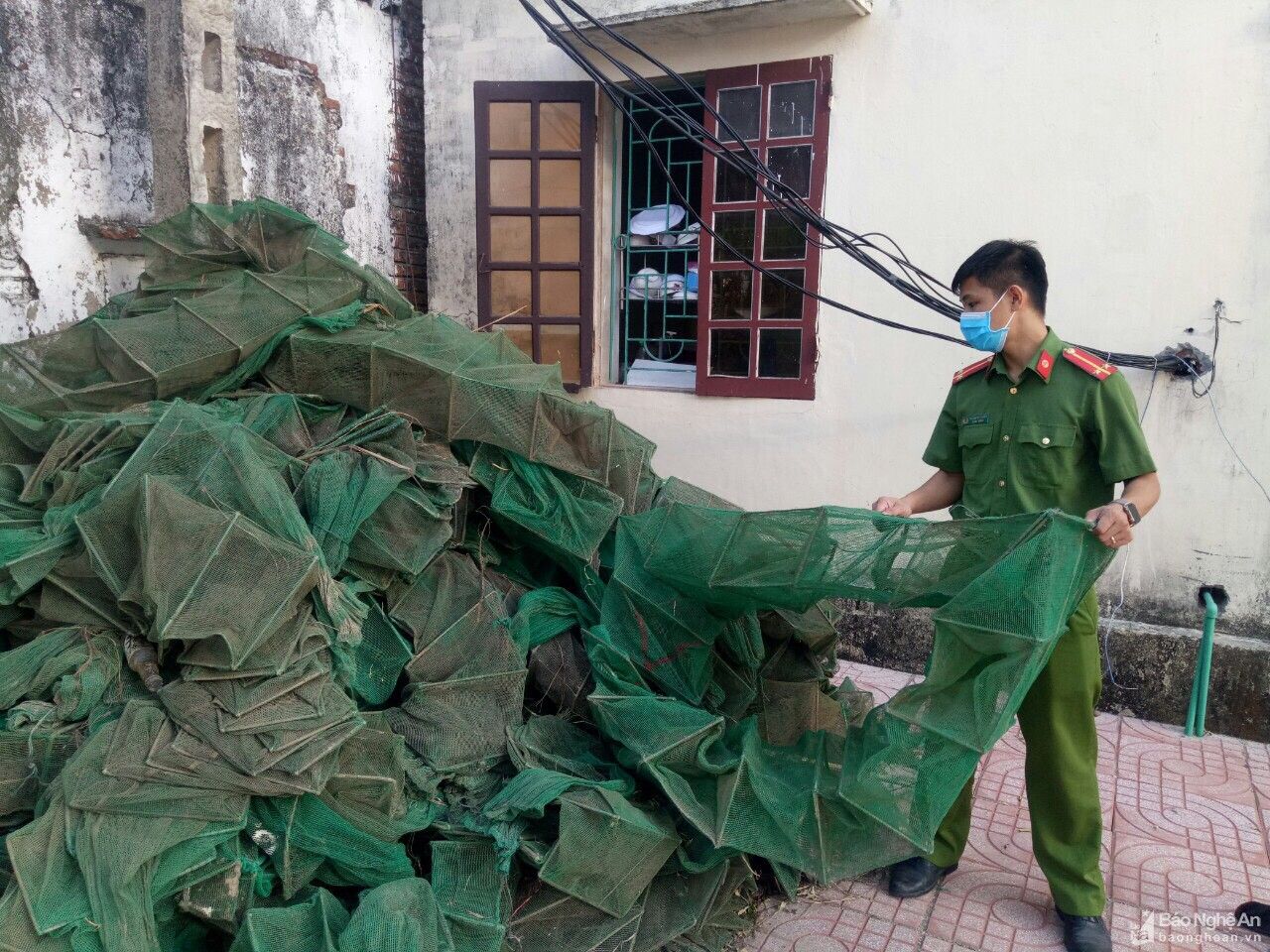 Diễn Châu: Thu giữ hơn 300 rọ lưới bát quái, 5 kích điện 