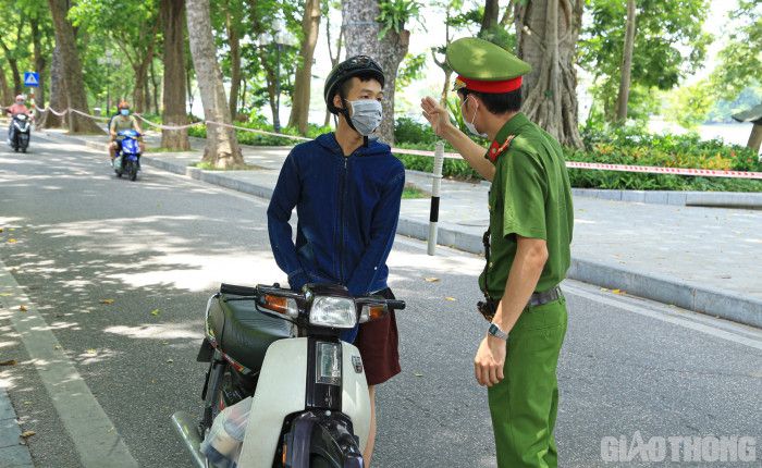 Hà Nội: Người ra đường không lý do tìm mọi cách quay đầu xe... né chốt