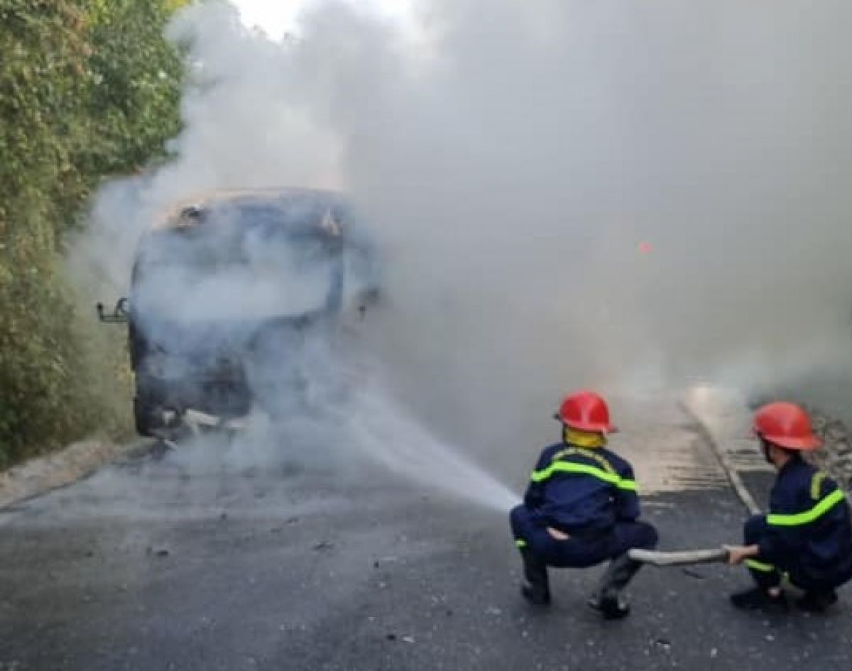 Xe khách chở 11 công nhân đang chạy bất ngờ bốc cháy dữ dội