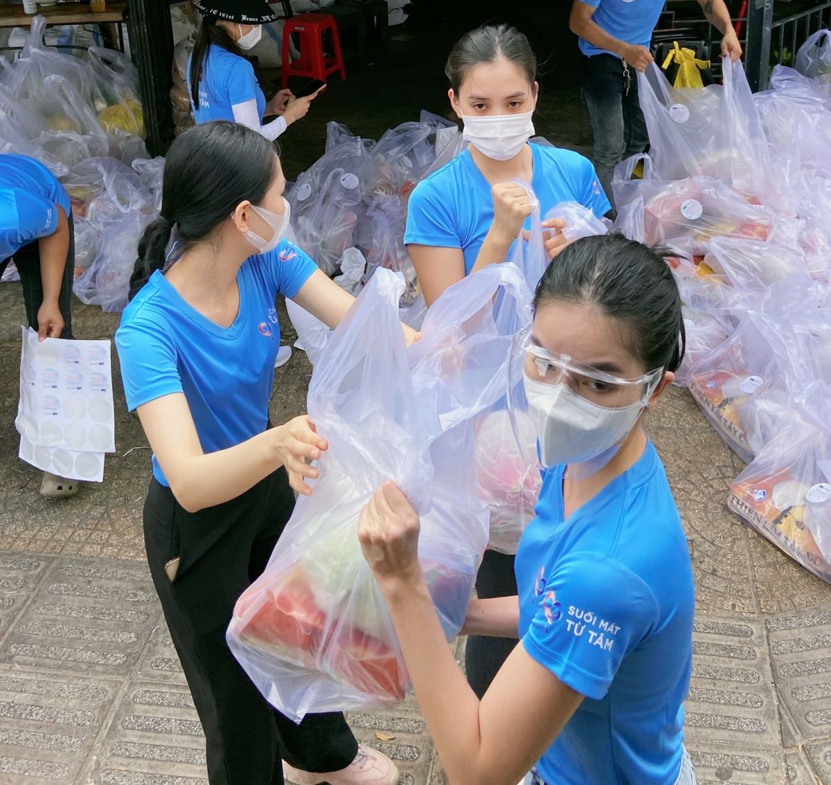 Tiểu Vy, Phương Anh và “bà trùm Hoa hậu” chi viện lương thực cho lao động nghèo