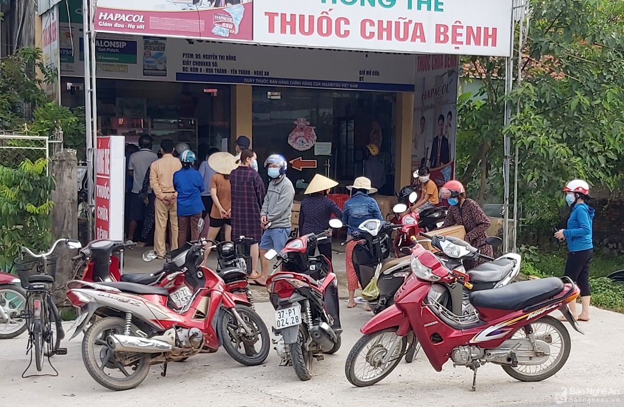 Người dân Yên Thành đổ xô mua hàng trước giờ thực hiện Chỉ thị 16