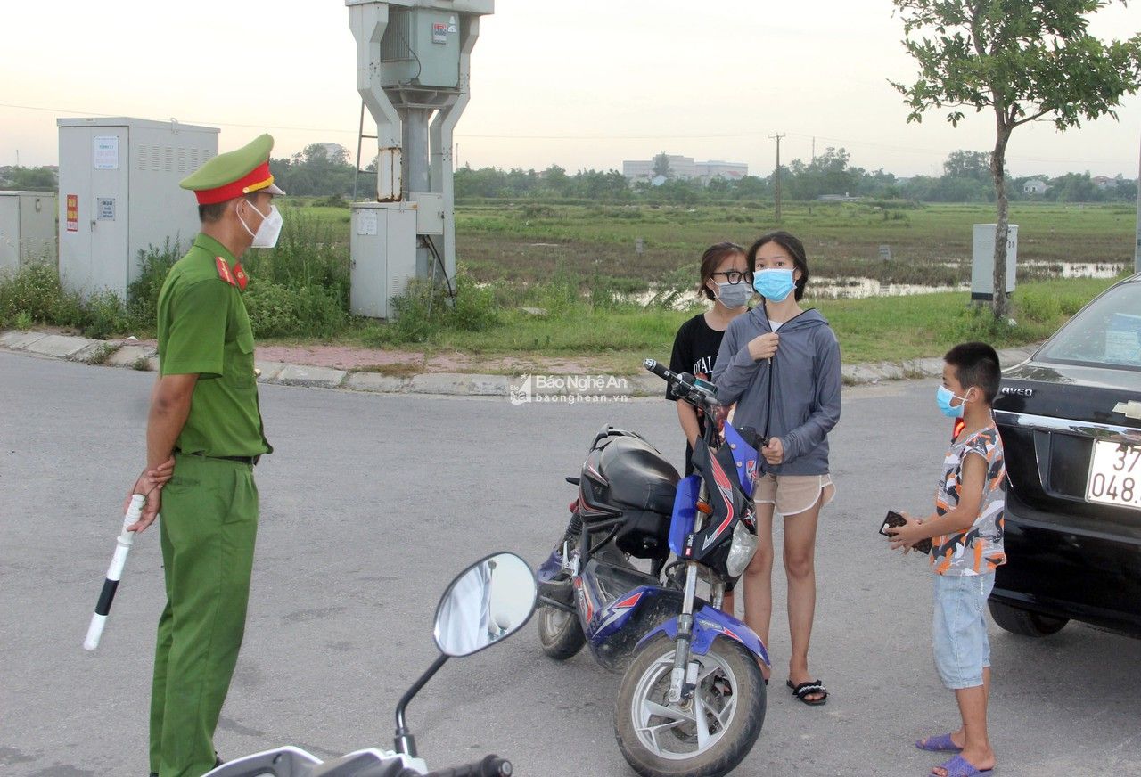 TP Vinh ra quân xử phạt hàng hoạt trường hợp ra ngoài không cần thiết