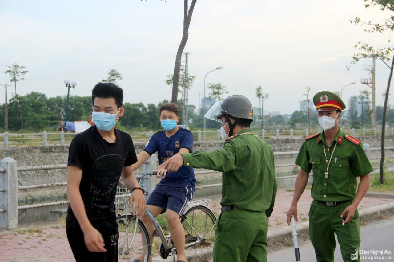 TP Vinh ra quân xử phạt hàng hoạt trường hợp ra ngoài không cần thiết