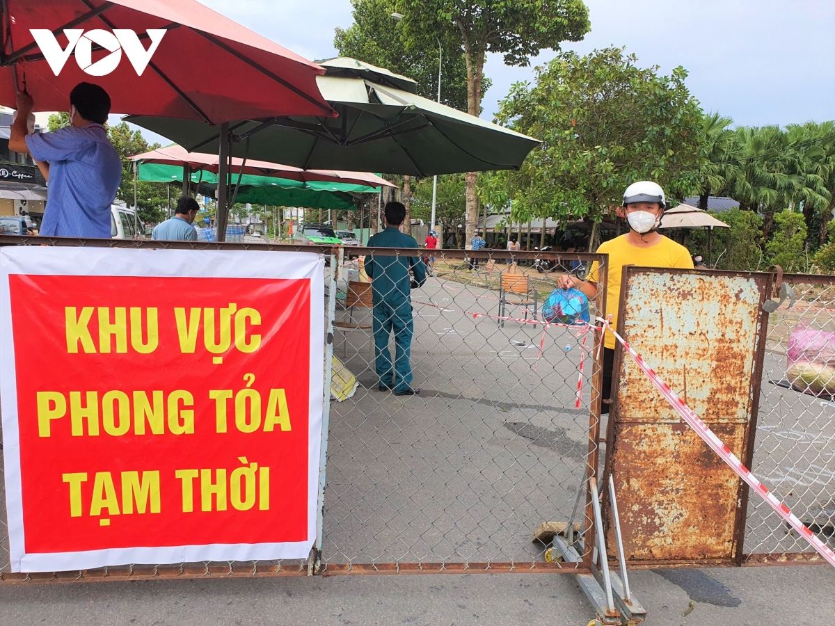 “Shipper áo xanh” – Ấm lòng bà con trong khu phong tỏa