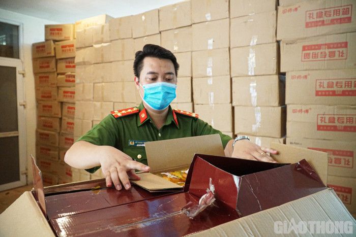 Cận cảnh hơn 800 thùng bánh nhập lậu trên xe tải "luồng xanh" về Hà Nội