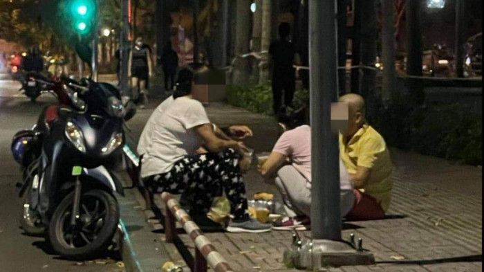 TP.HCM: Nhóm người nhậu ở công viên giữa mùa dịch bị phạt nặng