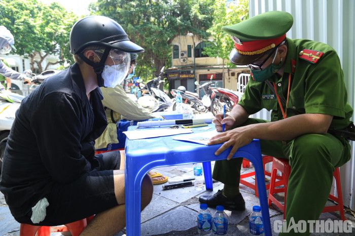 Hà Nội: Người ra đường không lý do tìm mọi cách quay đầu xe... né chốt