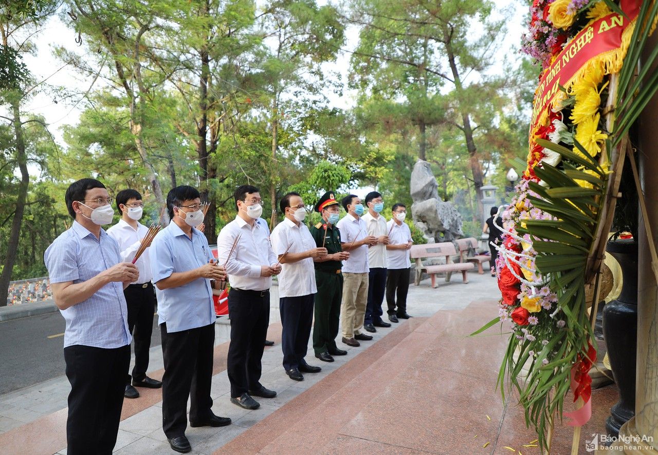 Đoàn đại biểu Nghệ An tưởng niệm các anh hùng liệt sĩ tại Nghĩa trang liệt sĩ Trường Sơn