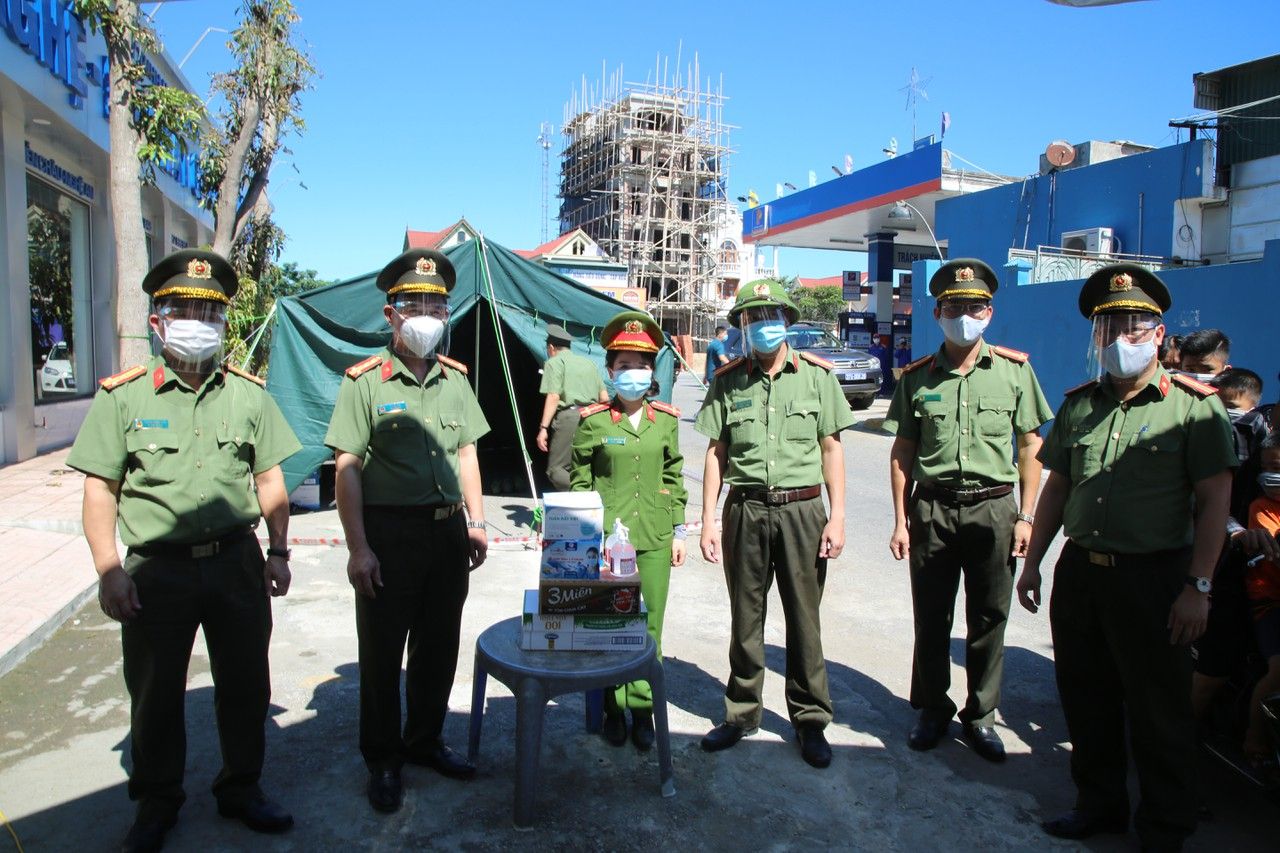 Công an tỉnh thăm, tặng quà cán bộ chiến sỹ làm nhiệm vụ chống dịch Covid-19 tại Diễn Châu