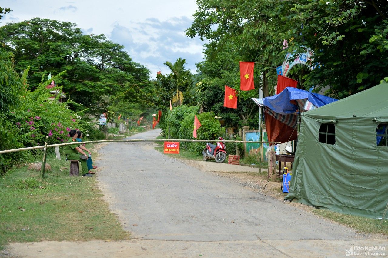 Cuộc sống khốn khó của bà con Khơ Mú nơi tâm dịch La Ngan