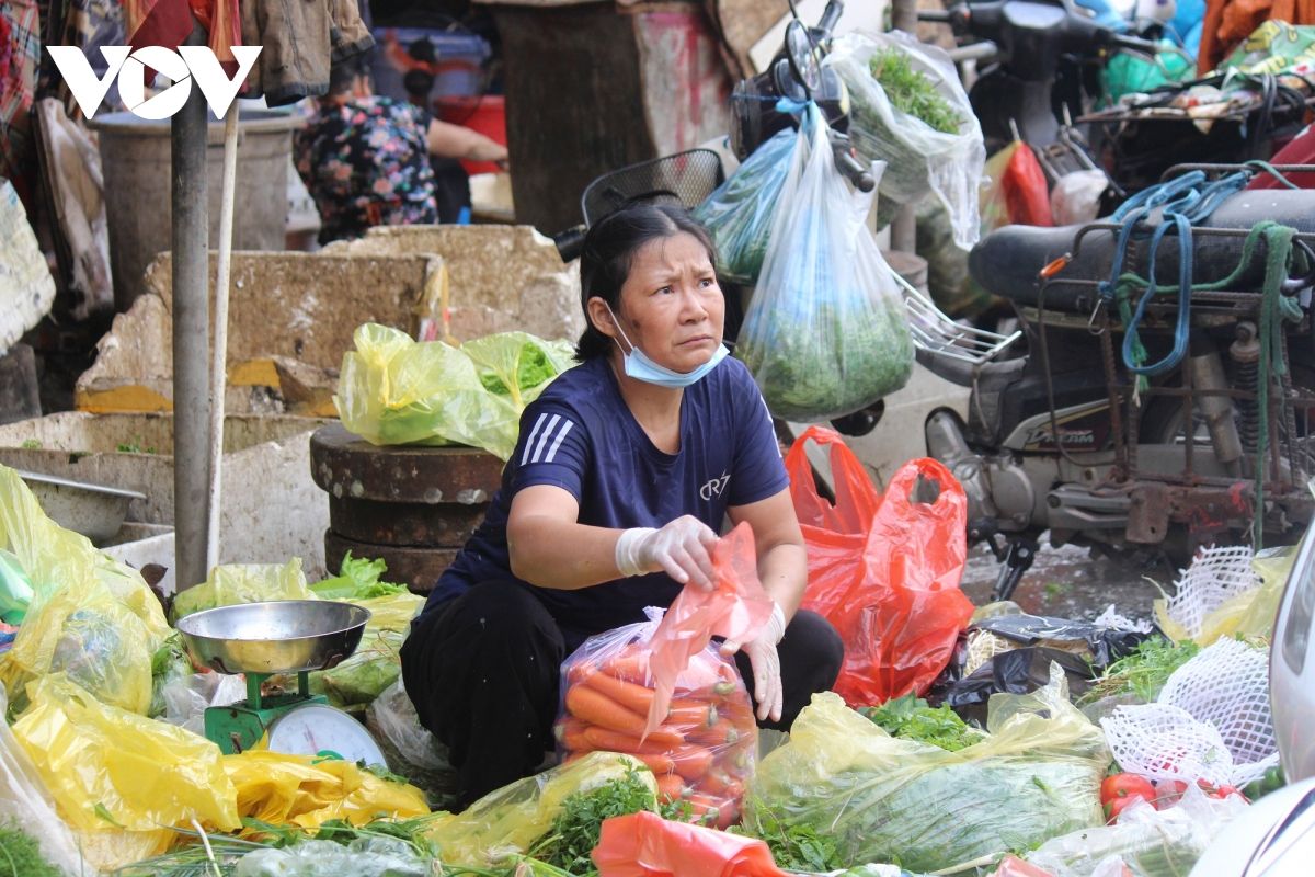 Sáng đầu tiên giãn cách, chợ dân sinh Hà Nội vẫn đông người dù hàng hóa không thiếu