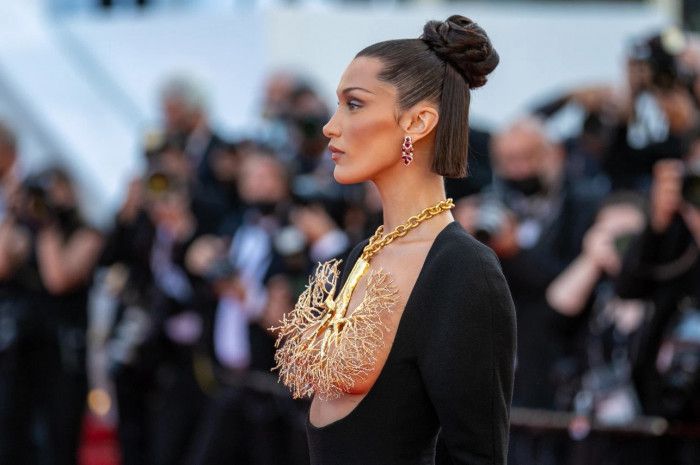 Chân dài Bella Hadid đeo vòng mạ vàng hình tán cây, che trọn vẹn bầu ngực