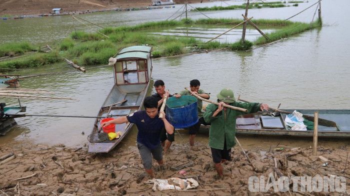 Người nuôi cá lồng trên hồ thủy điện Hòa Bình trắng tay sau một đêm