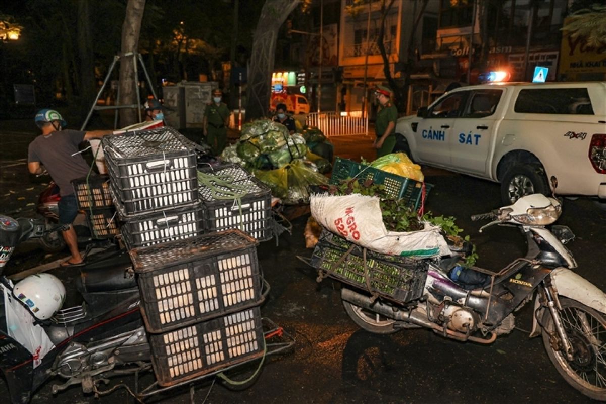 Hà Nội: Trắng đêm dẹp chợ nông sản trái phép cạnh Bốt Hàng Đậu