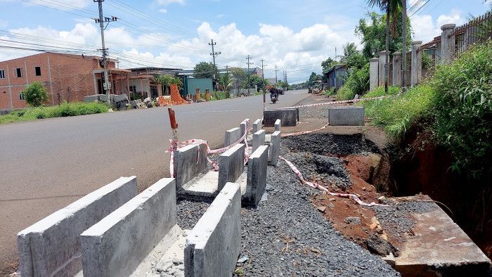 Đắk Lắk: Dân khốn khổ vì mở rộng 2km đường