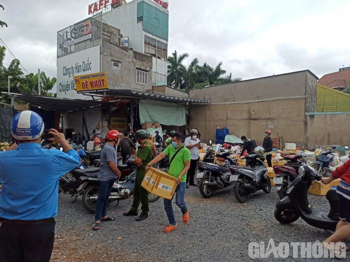 TP.HCM: Gần 100 người tụ tập nhận hàng, chủ bãi xe bị phạt 30 triệu đồng