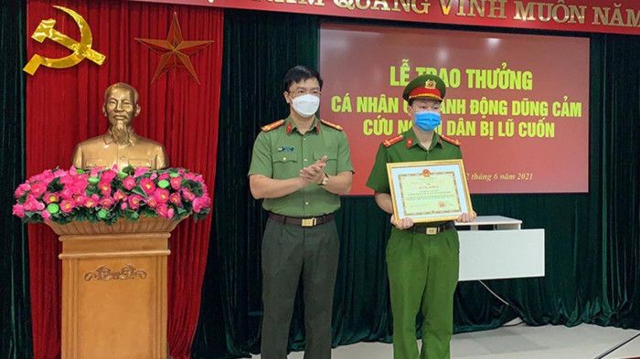 Kịp thời khen thưởng Đại uý Hoàng Ngọc Hào dũng cảm cứu người bị lũ cuốn