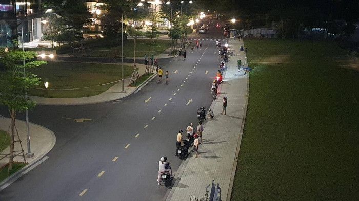 TP.HCM đang "bão" Covid-19, nhiều cặp đôi vẫn ra cầu Thủ Thiêm tình tứ