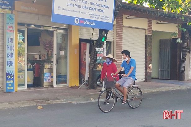 Chuyển trạng thái phòng dịch, một số người dân TP Hà Tĩnh chủ quan, lơ là