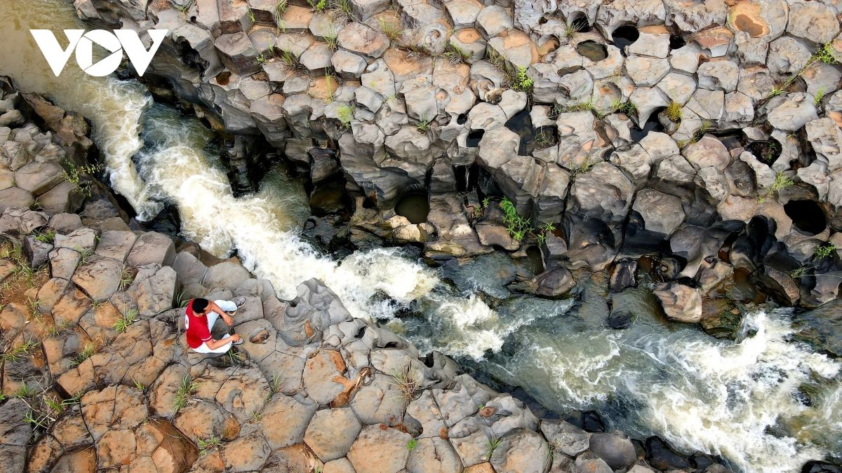 Mê đắm vẻ đẹp hoang sơ của suối đá núi lửa Ia Ruai