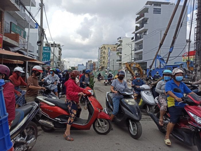 Chùm ảnh: Bất chấp lệnh cấm, chợ tự phát ở TP HCM vẫn nhộn nhịp