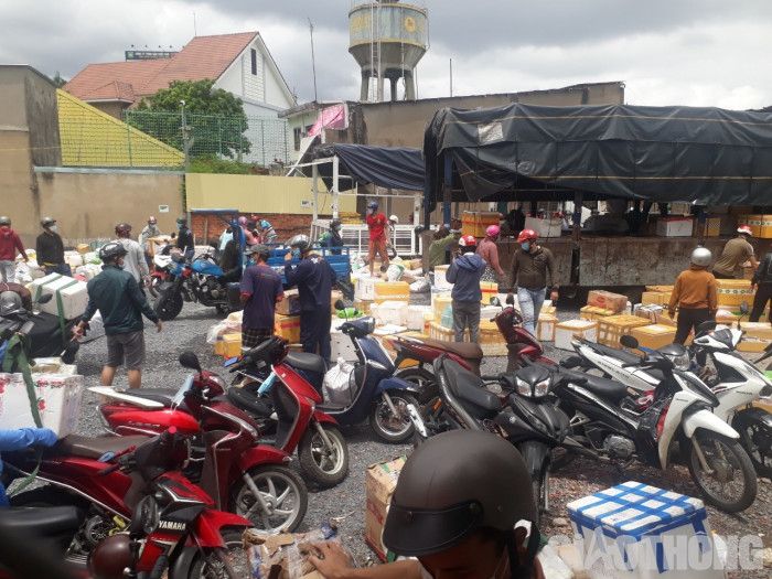 TP.HCM: Gần 100 người tụ tập nhận hàng, chủ bãi xe bị phạt 30 triệu đồng