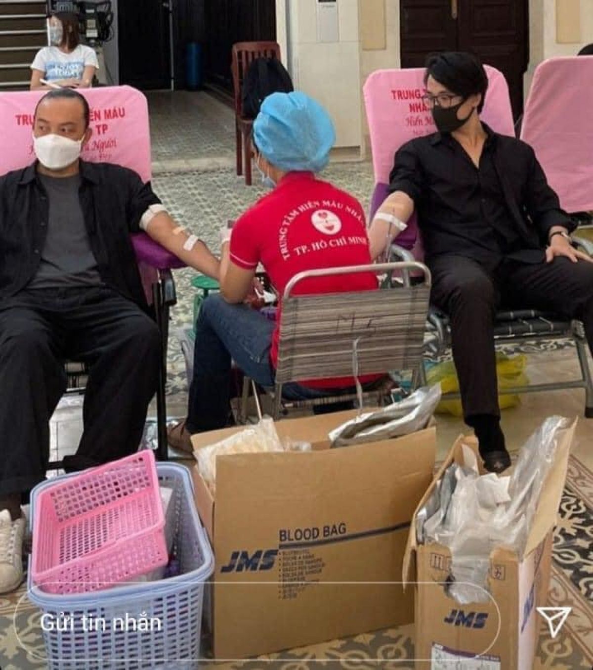 Hà Anh Tuấn lặng lẽ đi hiến máu nhân đạo giữa mùa dịch