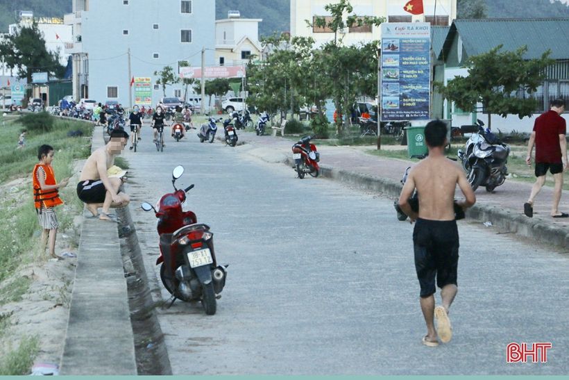 Nhiều người dân Hà Tĩnh đổ về biển Thiên Cầm “quên” phòng dịch
