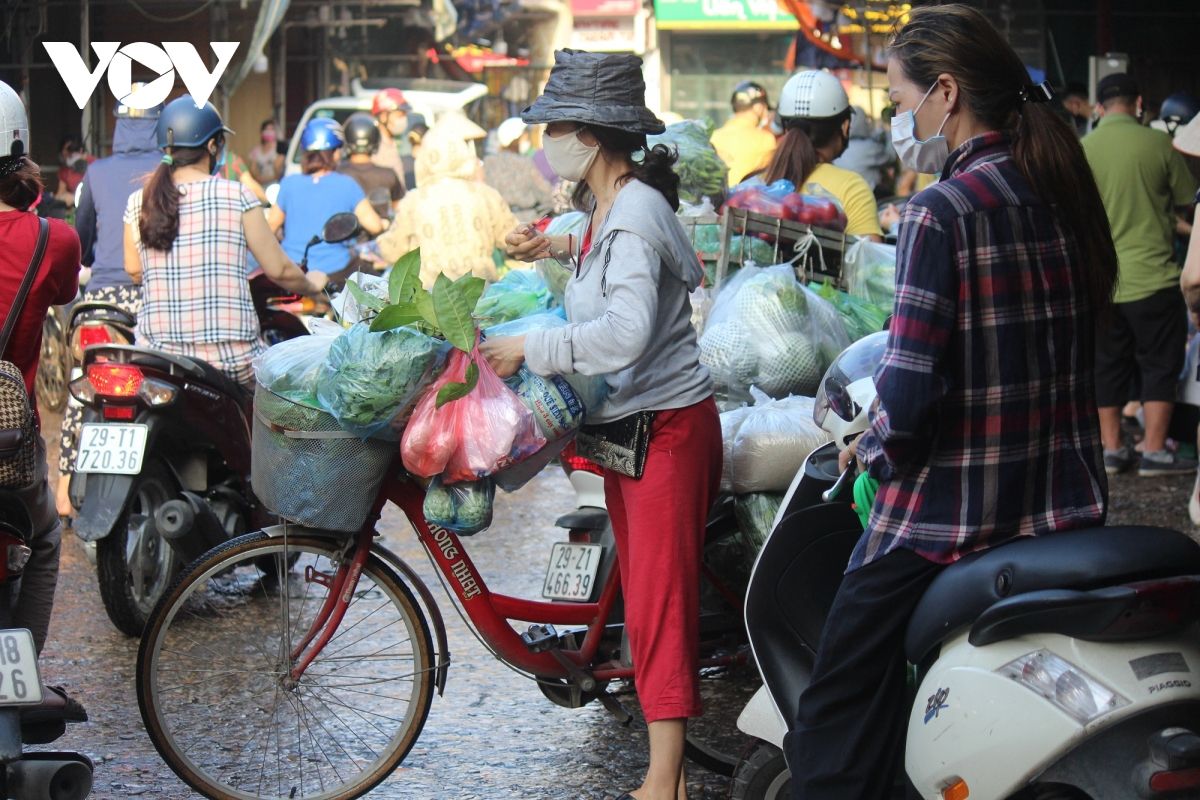 Sáng đầu tiên giãn cách, chợ dân sinh Hà Nội vẫn đông người dù hàng hóa không thiếu