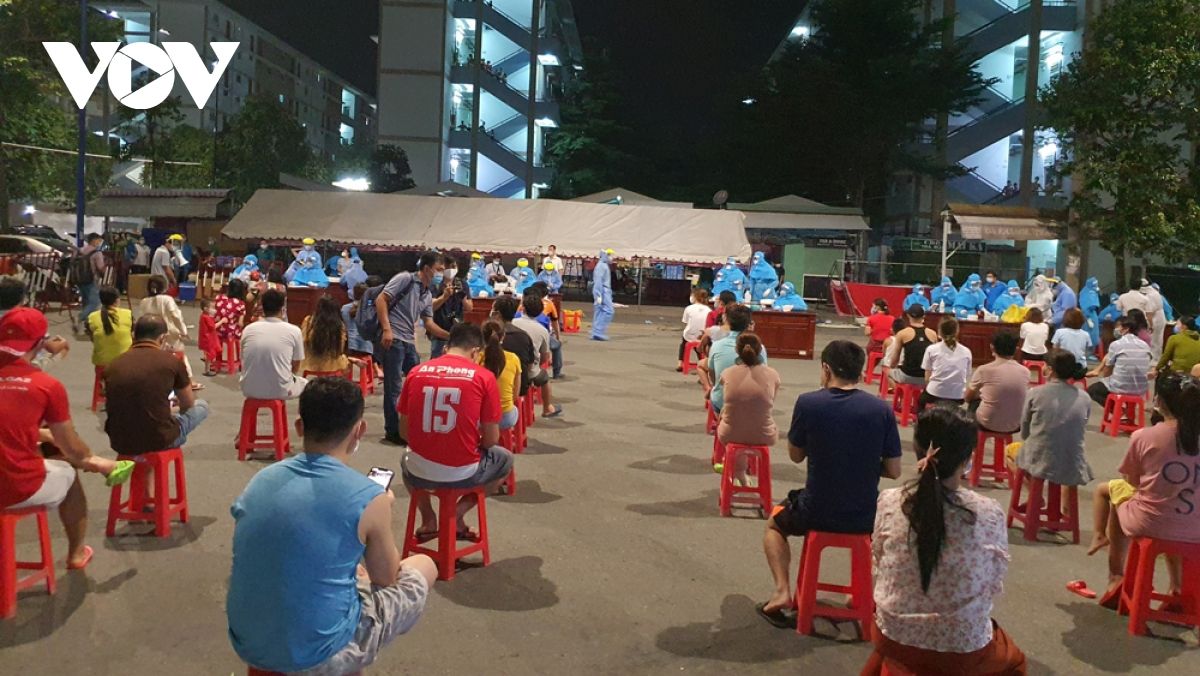 Lấy mẫu xét nghiệm sàng lọc cho 4.000 công nhân và người thân ở Bình Dương