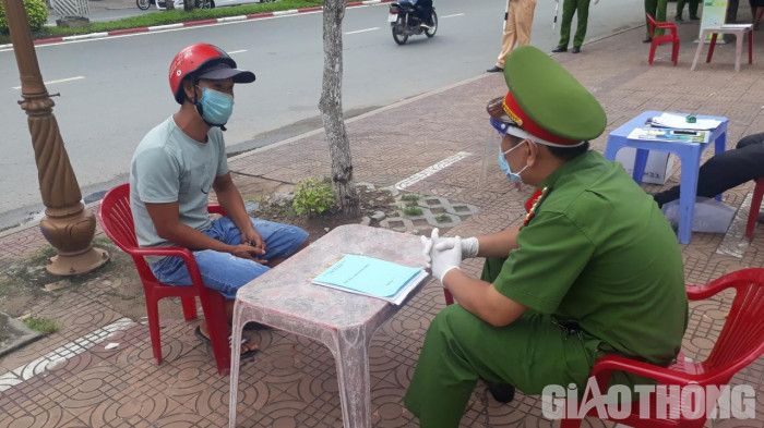 Muôn kiểu lý do ra đường trong thời gian giãn cách vẫn bị phạt nghiêm