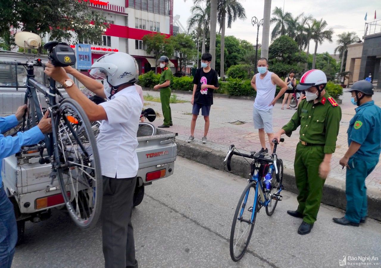 TP. Vinh tiếp tục xử phạt nghiêm các nhóm tập thể dục, hóng mát nơi công cộng