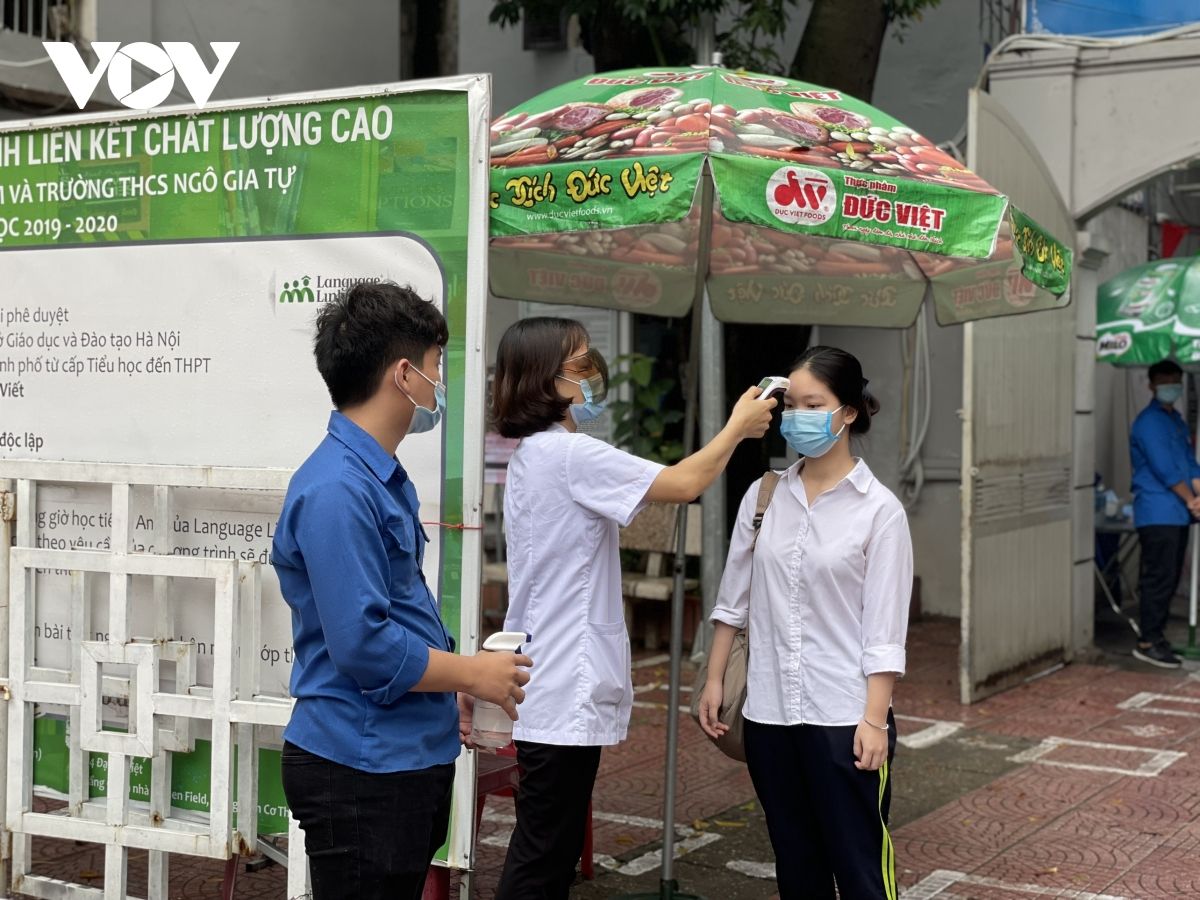 Thí sinh Hà Nội đội mưa đi thi buổi đầu tiên vào lớp 10 THPT