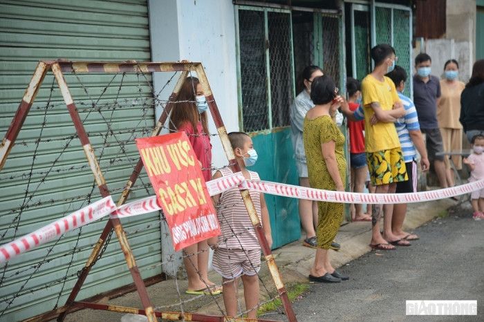 Cận cảnh xe quân đội khử khuẩn trên 4 tuyến đường ở thành phố Thủ Đức