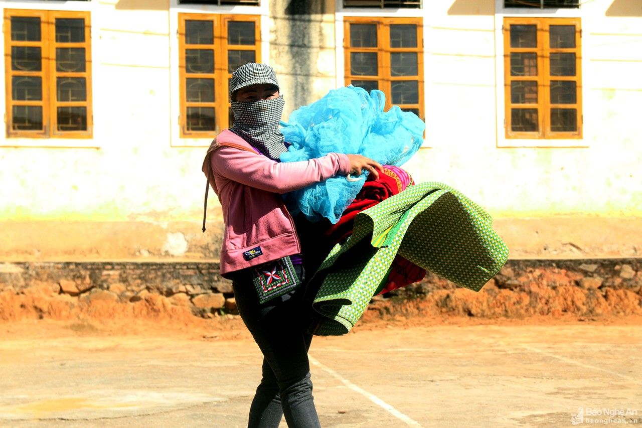 Giáo viên vùng cao Nghệ An tự tay sửa sang phòng học bán trú cho học sinh