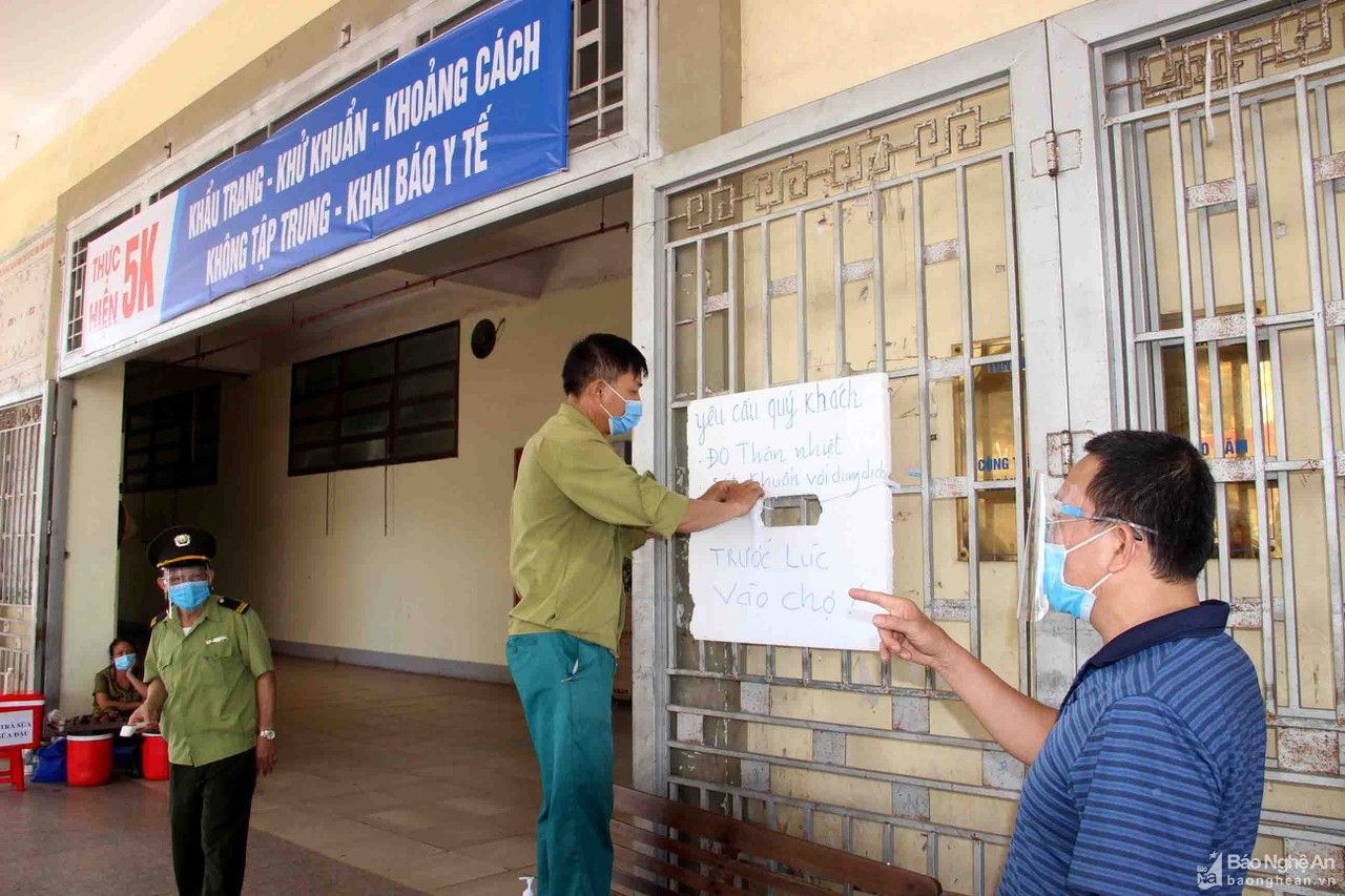 TP Vinh tăng cường các biện pháp phòng dịch tại các điểm ca Covid đầu tiên từng đến