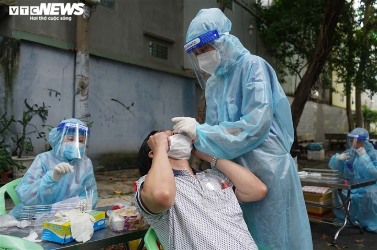 TP.HCM lấy mẫu xét nghiệm bóc tách F0 trước ngày siết chặt giãn cách