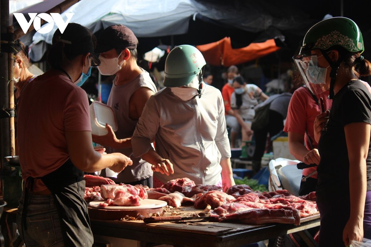 Sáng đầu tiên giãn cách, chợ dân sinh Hà Nội vẫn đông người dù hàng hóa không thiếu