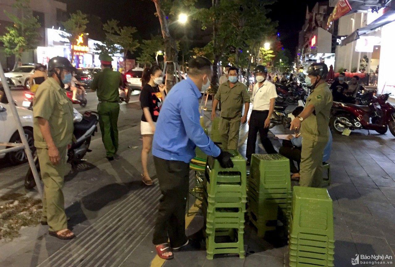 TP. Vinh: Xử phạt thêm 5 hàng quán tập trung đông người trong mùa dịch