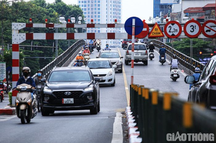 Đường phố Hà Nội đông đúc trong sáng đầu tuần