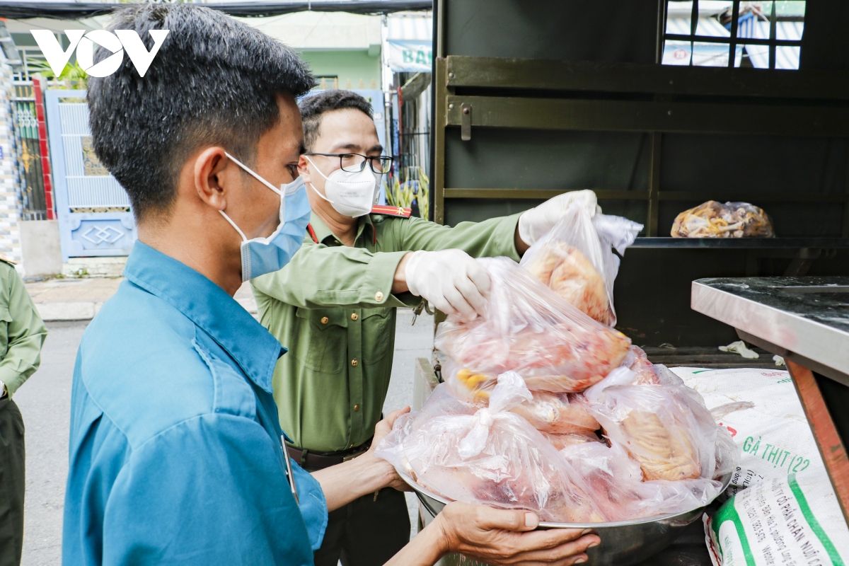 “Tuổi trẻ” chung tay hỗ trợ người dân vượt qua khó khăn vì dịch COVID-19