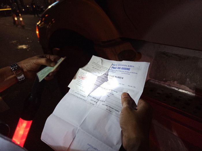 Thiếu giấy xét nghiệm, nhiều tài xế phải quay đầu xe khi đến cửa ngõ TP.HCM