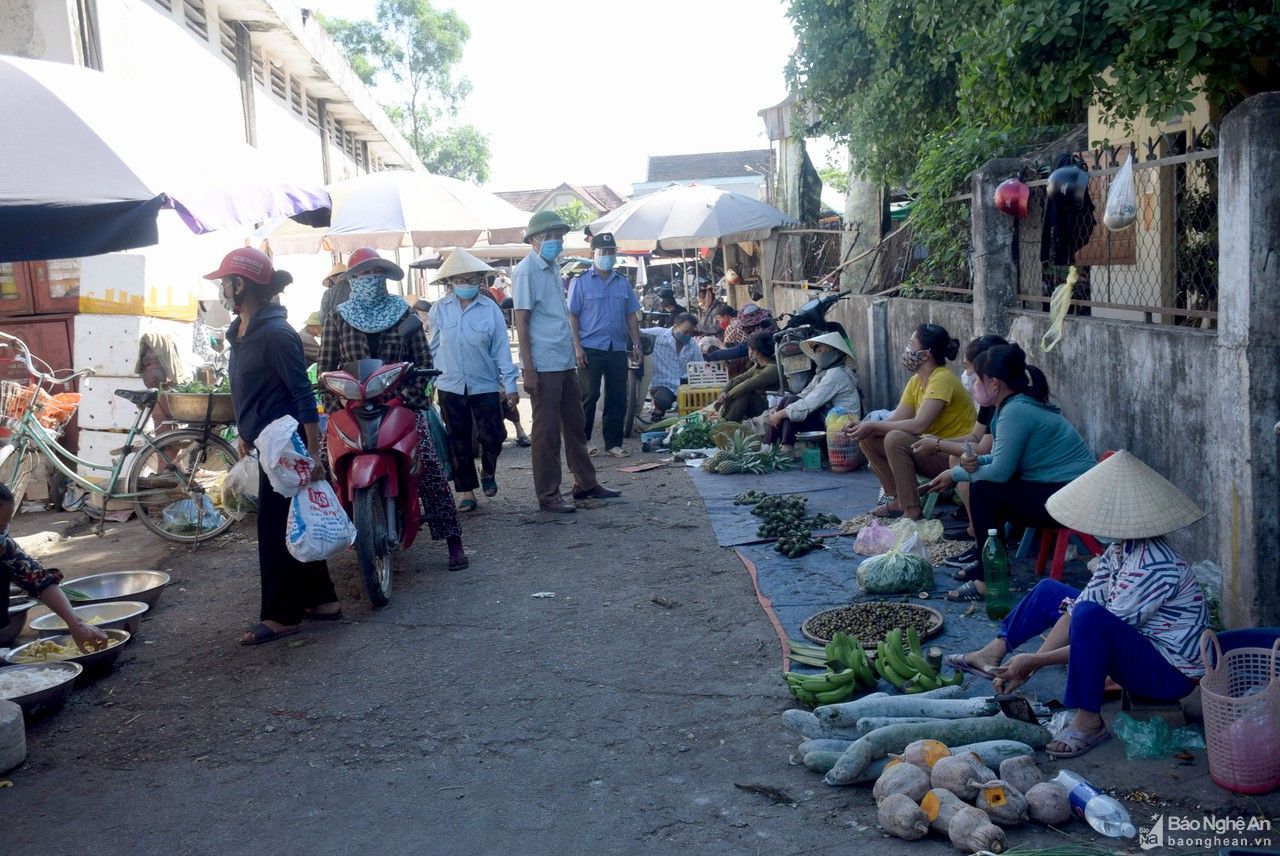 Phòng dịch Covid-19, chợ đầu mối lớn nhất phía Tây Nam Nghệ An vắng khách chưa từng có