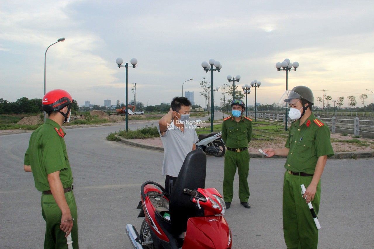 TP Vinh ra quân xử phạt hàng hoạt trường hợp ra ngoài không cần thiết