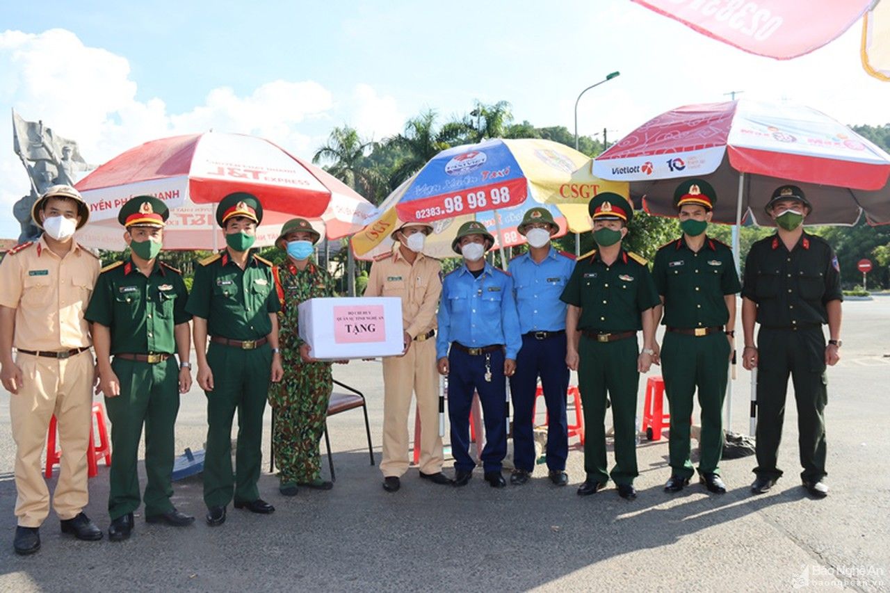 Bộ Chỉ huy Quân sự tỉnh thăm, tặng quà động viên lực lượng phòng, chống dịch Covid-19